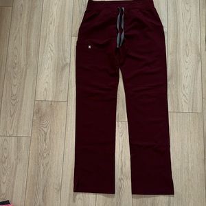 Figs Kade Cargo scrub pants size S/T in the color burgundy